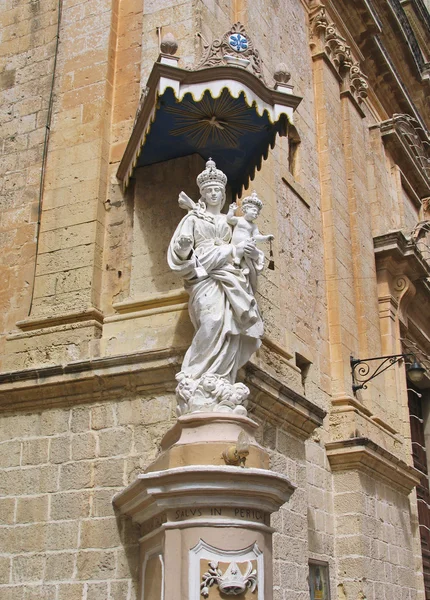 Статуя Девы Марии и Иисуса в Мдине, Мальта — стоковое фото