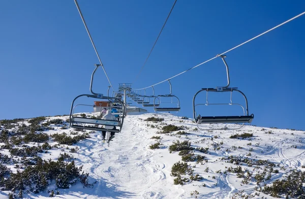 Sedia skilift sul paesaggio montano — Foto Stock