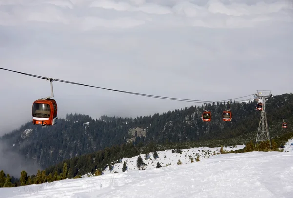 Teleférico elevador de esqui sobre paisagem de montanha — Fotografia de Stock