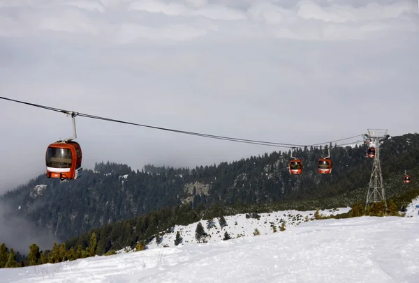 Kabelbaan skilift over berglandschap — Stockfoto