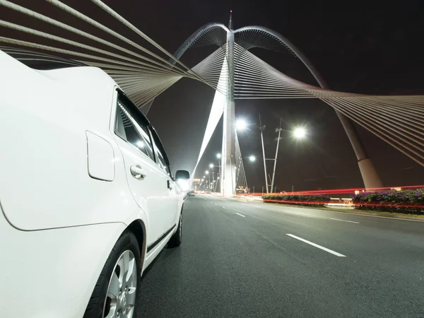 在普特拉贾亚马来西亚现代斯里宏愿桥上的白色车 — 图库照片