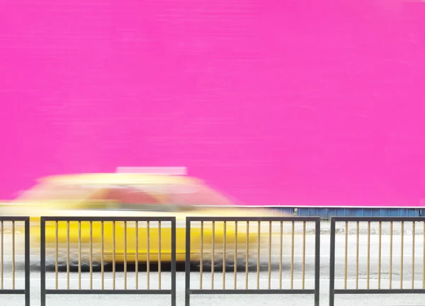 Desfocado Táxi Amarelo Excesso Velocidade Fundo Rosa — Fotografia de Stock