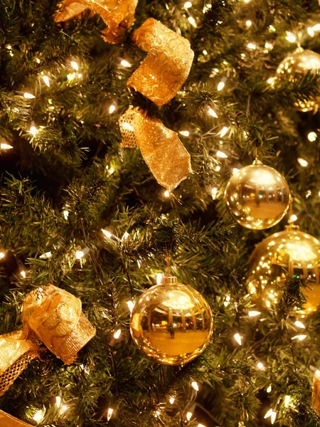 ゴールデン ボールで飾られたクリスマス ツリーの背景 ストック画像