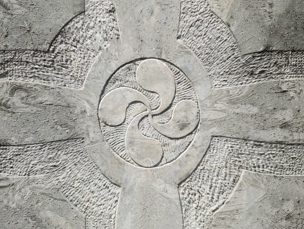 バスク語石に刻まれた十字形のシンボルは Lauburu と呼ばれる ストック画像