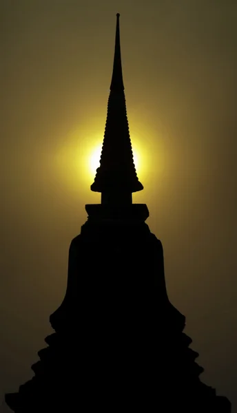 Ana kartgün batımında stupa — Stok fotoğraf