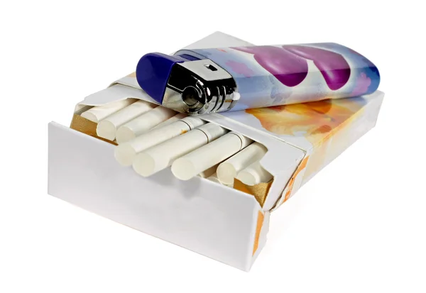 Zigarettenschachtel und Feuerzeug auf weißem Hintergrund — Stockfoto