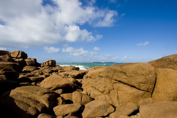 ブルターニュの海の近くのピンクの岩 — ストック写真