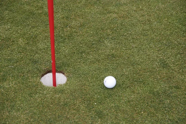 Bir Golf Topu Deliğe Yakın — Stok fotoğraf