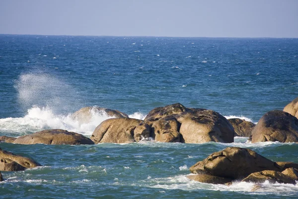Vlny Kameny Moři — Stock fotografie