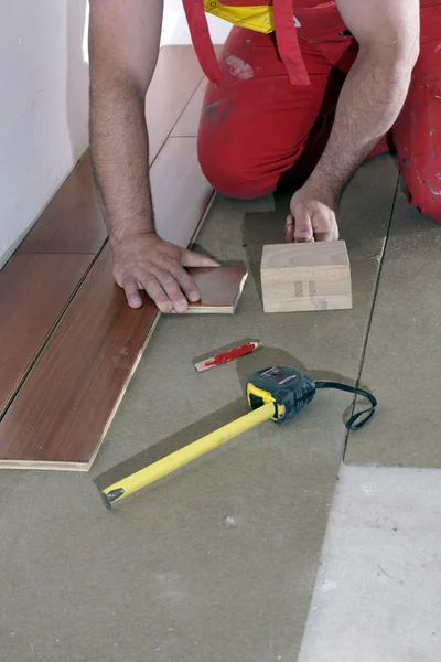 木製の床をインストールします。 — ストック写真