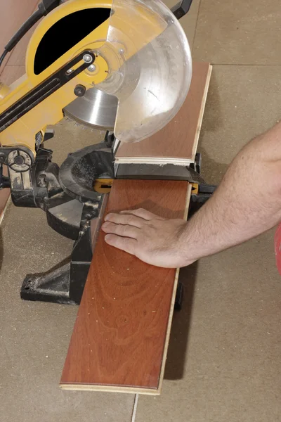 Carpinteiro piso de madeira de corte — Fotografia de Stock