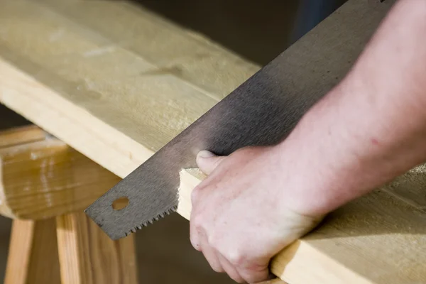 Testere ile bir marangoz — Stok fotoğraf