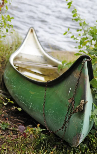 Velha canoa — Fotografia de Stock