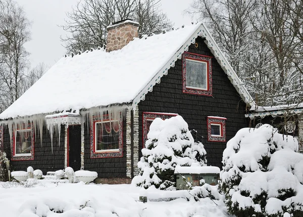Winter cottage vallende sneeuw — Stockfoto