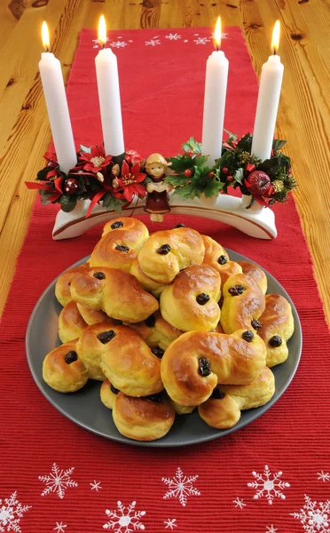 Kerstmis saffraan gebak op de tafel — Stockfoto