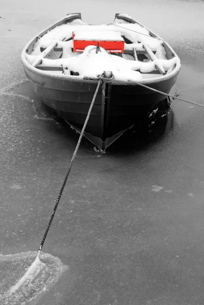 Balıkçı teknesi kışın terk etmek. — Stok fotoğraf