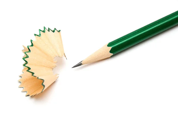 Lápis e aparas isolados sobre fundo branco — Fotografia de Stock
