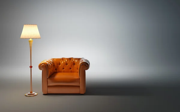 Кожаное кресло и классическая лампа — стоковое фото