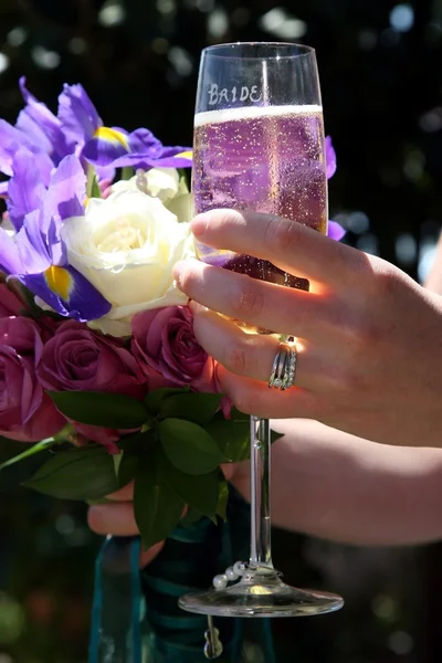 Bröllop bukett och glas vin — Stockfoto