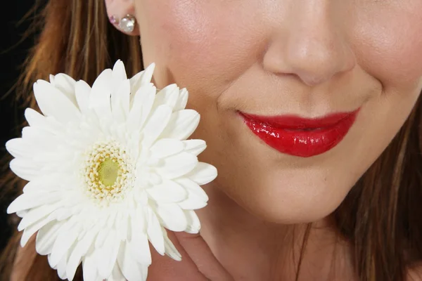 Röda läppar och vit blomma — Stockfoto