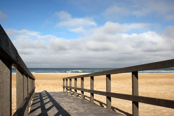 きれいな海砂及びビーチにつながる木製の通路 — ストック写真