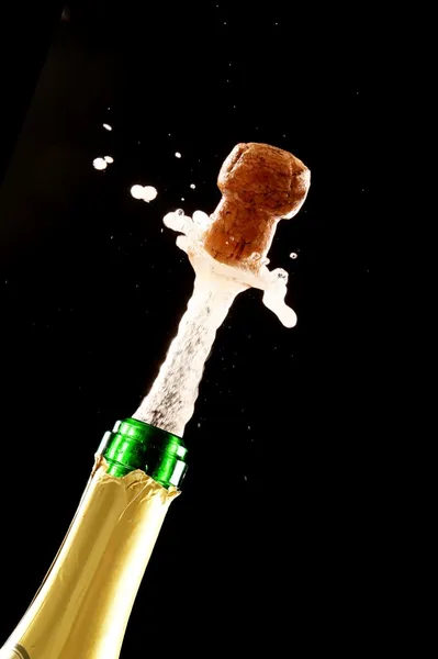 Cork schieten uit champagne fles — Stockfoto
