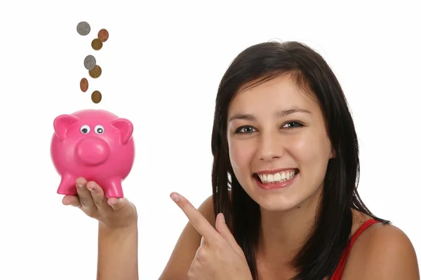 Dość Uśmiechający Się Młoda Dziewczyna Brunetka Piggy Bank Spadające Monety — Zdjęcie stockowe