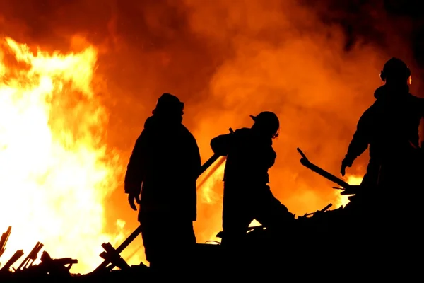 Três Bombeiros Silhueta Combater Incêndio — Fotografia de Stock