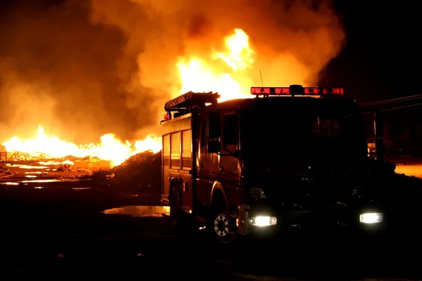 Пожарный грузовик и огонь — стоковое фото