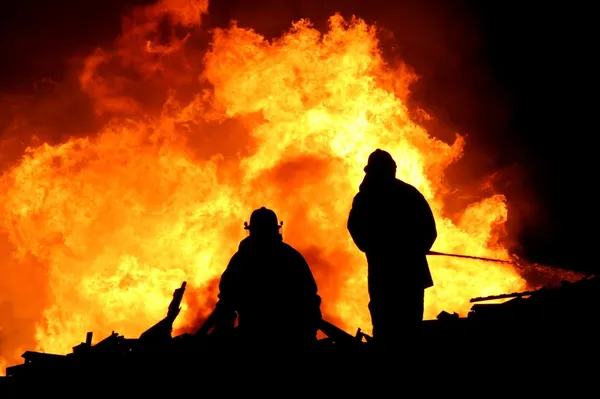 シルエットの消防士 — ストック写真