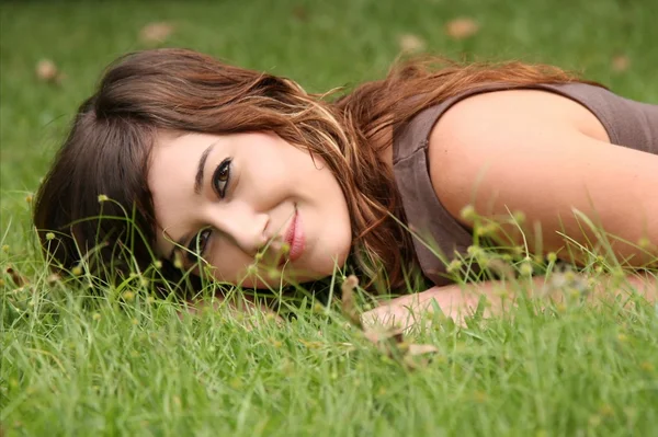 ผู้หญิงสวย ผ่อนคลายบนหญ้า — ภาพถ่ายสต็อก