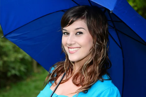 Hübsche Junge Brünette Dame Unter Einem Blauen Regenschirm — Stockfoto
