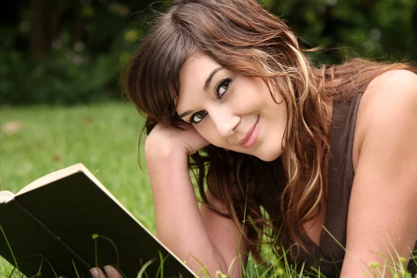 Wunderschöne junge Frau liest Buch — Stockfoto