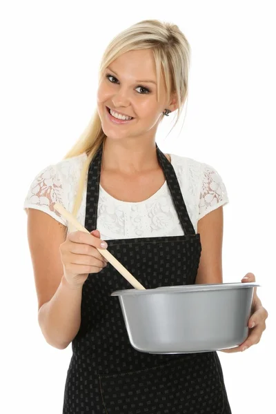 美丽的金发女人在围裙和烹饪碗和勺子 — 图库照片