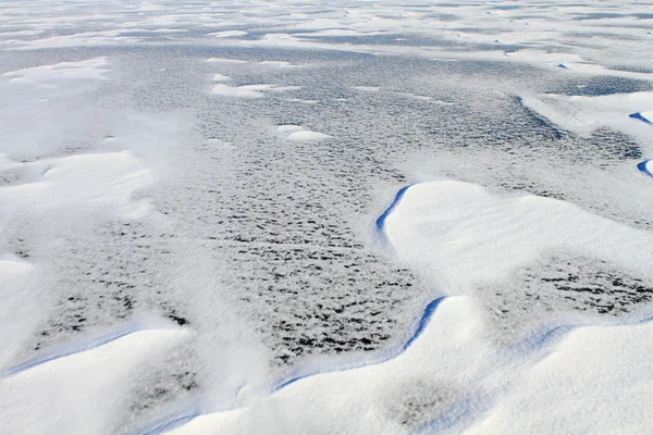 Backrounds 和纹理 冰与雪在冰冻的湖上的片段 — 图库照片