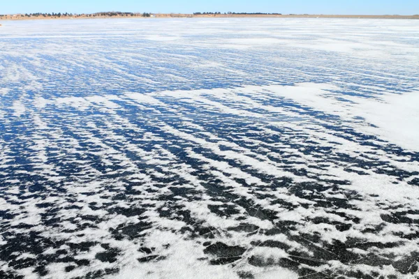 Wunderschöne Landschaft Mit Gefrorenem See Bedeckt Mit Schnee Und Eis — Stockfoto