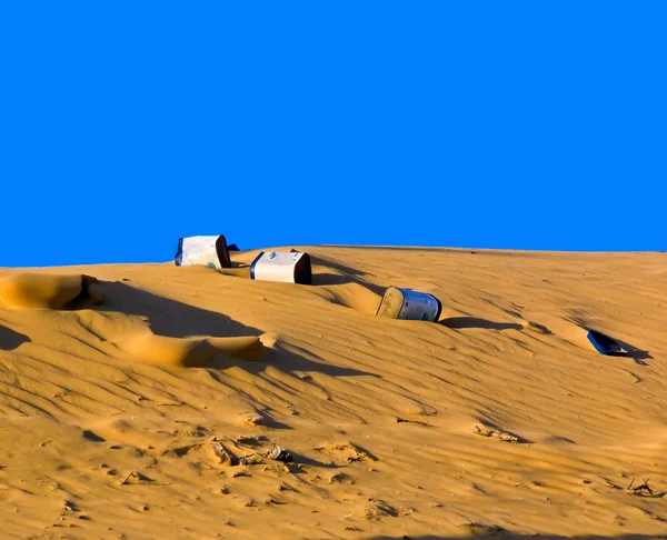 Basura en el desierto. Contaminación ambiente okruzhayushey . — Foto de Stock