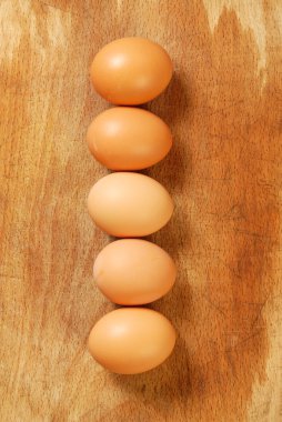 ahşap arka plan üzerinde taze yumurta
