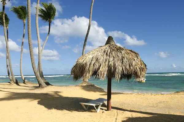 Güneş Plajı Ile Deniz Arka Planda Sandalyelere Yaz Tatil Tatil — Stok fotoğraf
