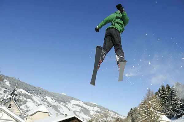 Springen skiër — Stockfoto