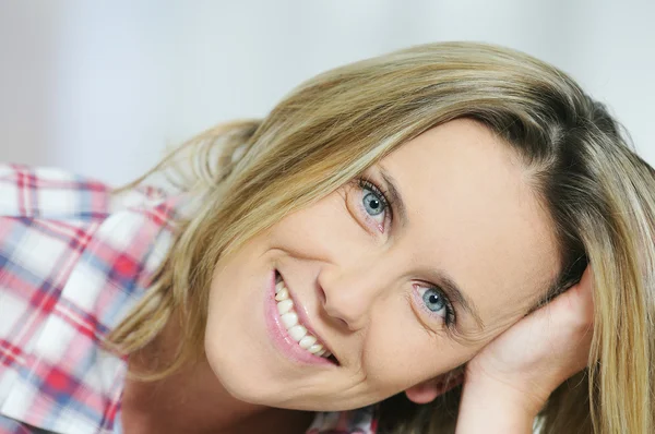 Mulher Loira Bonita Relaxante Casa — Fotografia de Stock