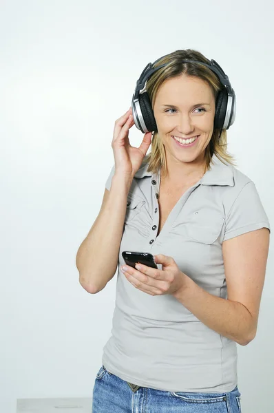 Jovens Mulheres Loiras Ouvindo Música Com Fones Ouvido Tecnológicos — Fotografia de Stock