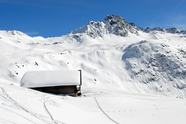 Kışın dağ evi — Stok fotoğraf