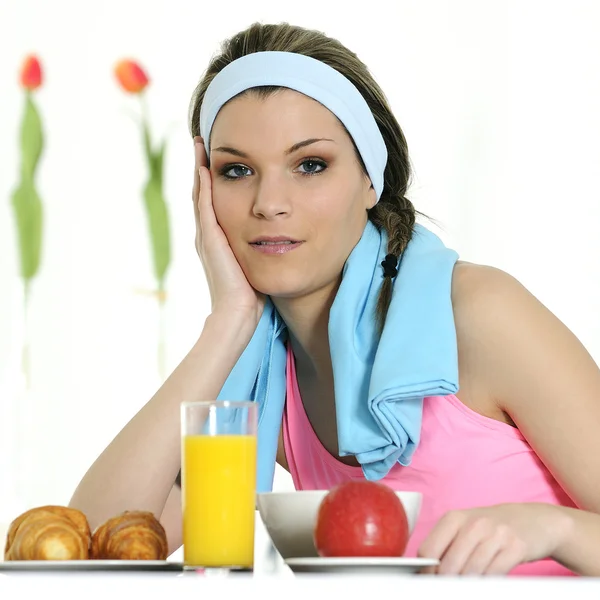 Sportive woman having breakfast — Stock Photo, Image