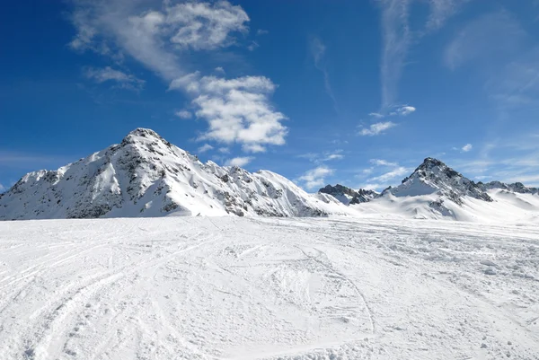 Гора и снег — стоковое фото