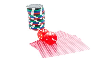 Poker fişleri, kartları ve izole kırmızı zar küpleri