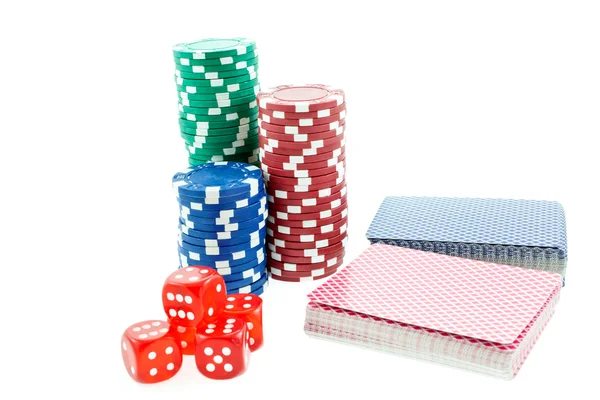Poker chips, kaarten en rode dobbelstenen kubussen — Stockfoto