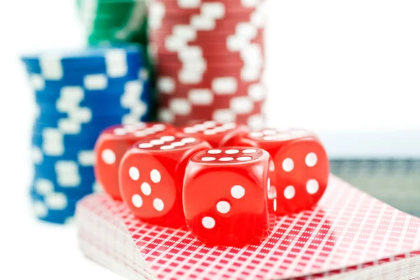 Poker chips, kaarten en rode dobbelstenen kubussen — Stockfoto