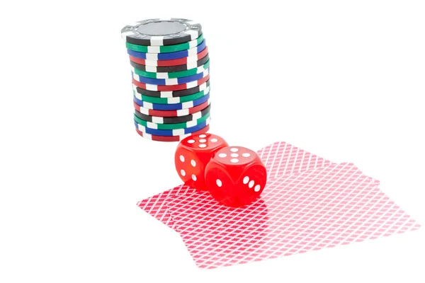 Póker zseton, kártya és a vörös dobókocka kocka elszigetelt — Stock Fotó
