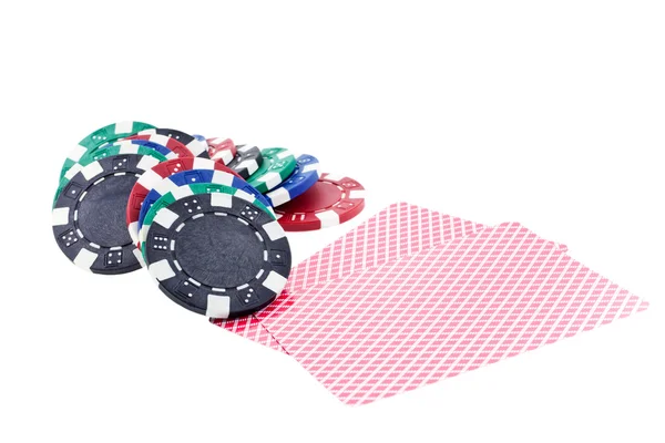 Vícebarevná poker žetony a karty, samostatný — Stock fotografie